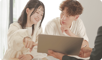 タブレットを見ながら打ち合わせする男女